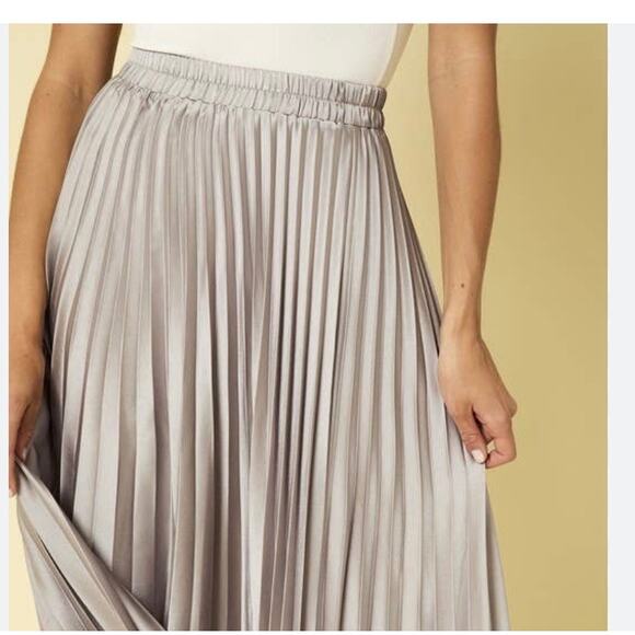 NWT Chic Metallic Silver Pleated Holiday Skirt, Size Medium - Picture 1 of 7